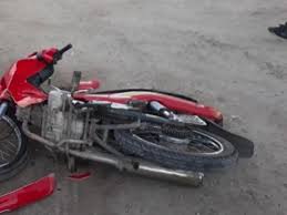 Circulaban en moto, pisaron un pozo, cayeron y uno murió