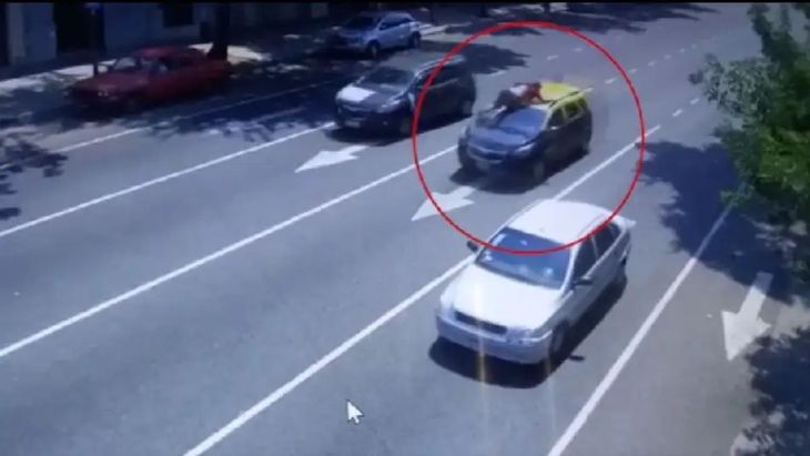 Imágenes sensibles: un ladrón le robó a un taxista y lo mató tras arrastrarlo en el capó y hacerlo volar por los aires