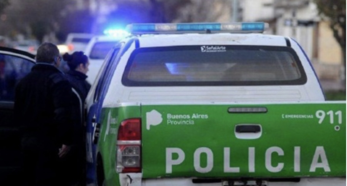 Quiso atacar a una compañera con un machete en el colegio e hirió a una maestra