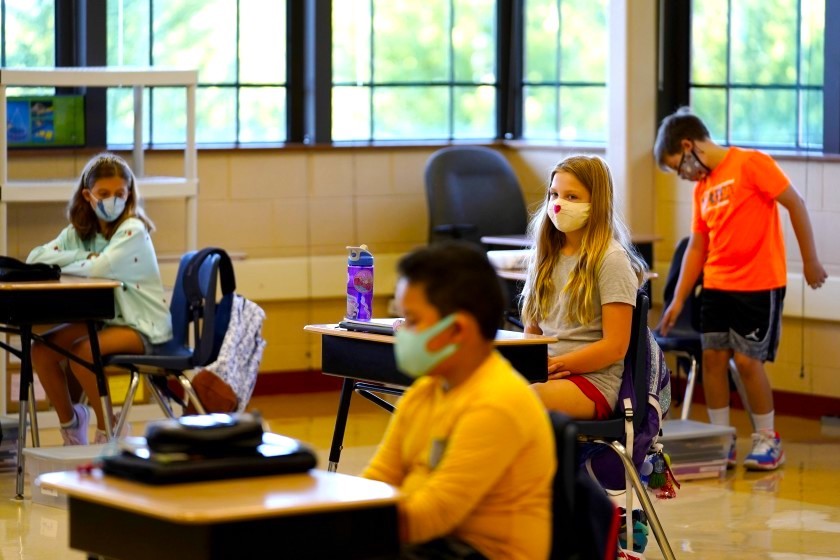 En Estados Unidos, los alumnos y profesores vacunados, podrán dejar de usar barbijo en las aulas 