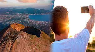 Por querer sacarse una selfie en el volcán Vesubio cayó en su interior