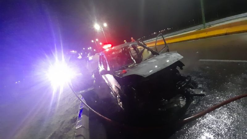 En plena calle, un auto se prendió fuego