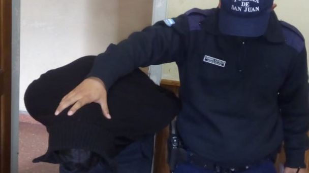 Malabarista ebrio mordió a un policía al ser detenido