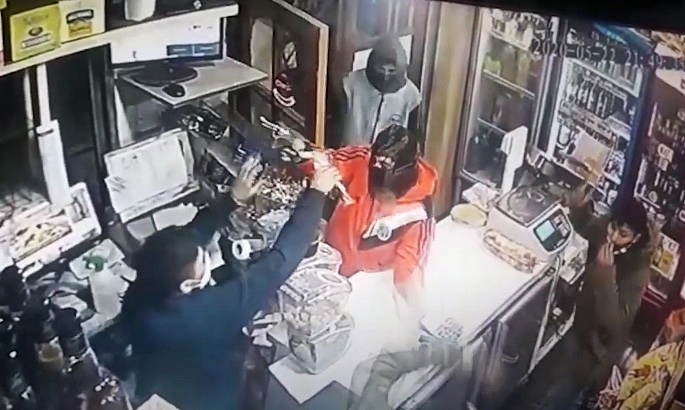 A punta de pistola, robaron $200.000 de una pollería y huyeron