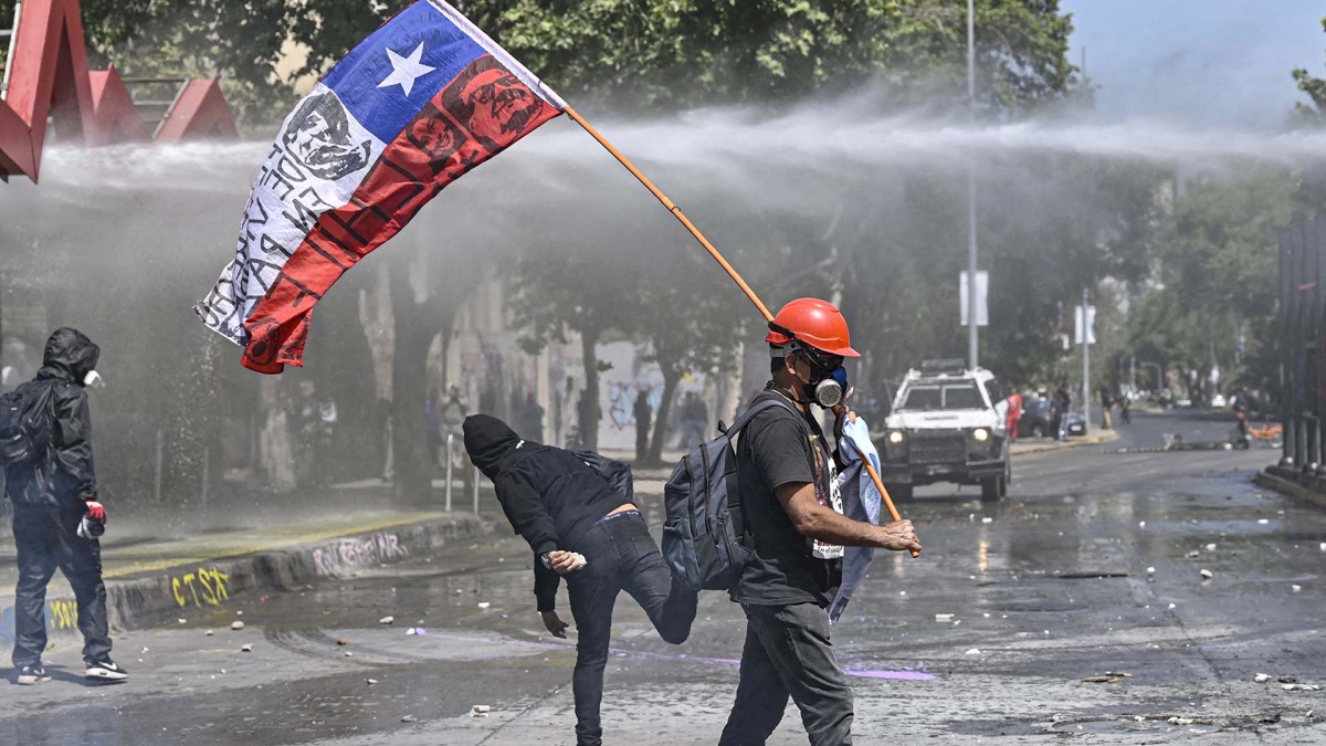50 detenidos y 28 heridos durante las protestas por el tercer aniversario del estallido social en Chile
