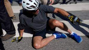 Golpe a Biden: se cayó de una bicicleta y fue tomado por las cámaras