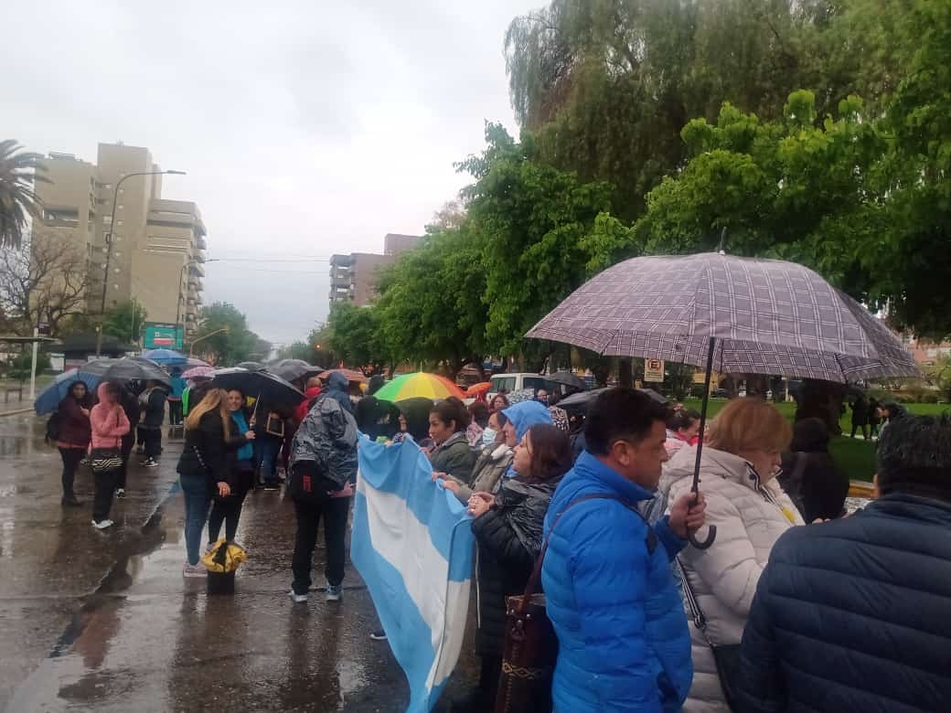 Autoconvocados pese a la lluvia