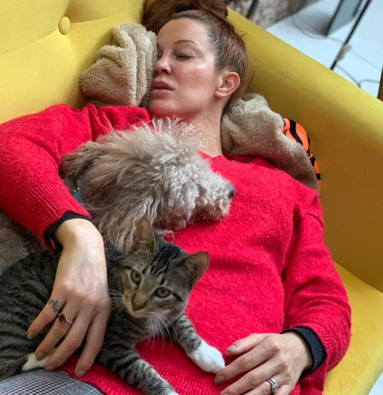 Un gato internó a la ex de Fantino: "Me perforó un ojo"