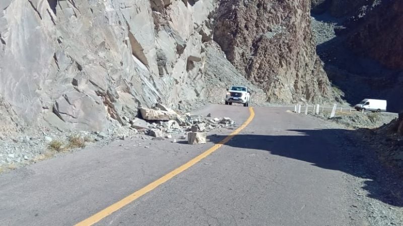 El zonda generó desprendimiento de rocas en la Ruta 150