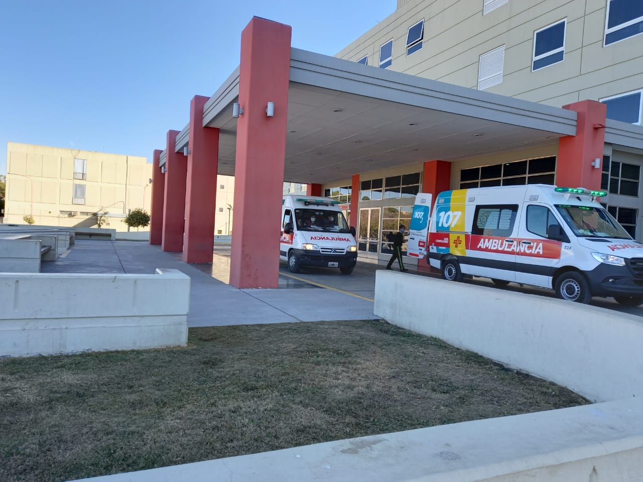 Manejaba en moto con sus tres hijos y chocaron contra un auto