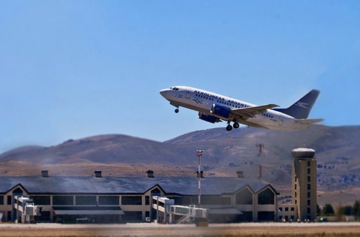 Bariloche: se olvidaron a un egresado que se quedó dormido en el aeropuerto