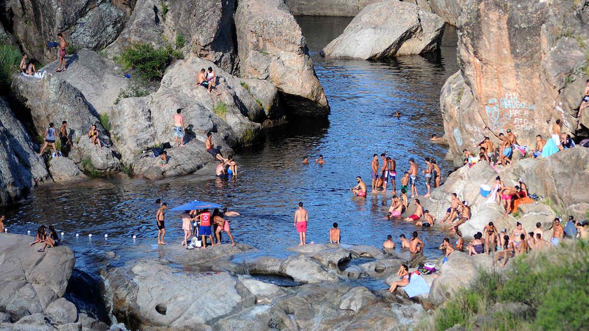 Le pidió a su pareja que le sacara una foto haciendo un clavado y al salir del agua murió