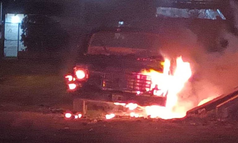  Un sanjuanino cargaba bolsas de basura en su camioneta y se le incendió