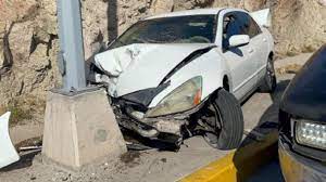 Perdió el control de su auto y chocó contra un poste de luz