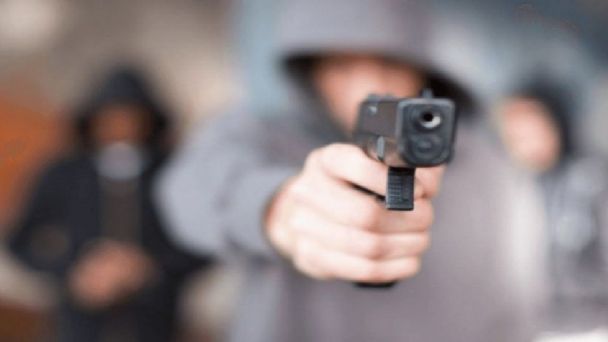 Asaltó a 2 familias, robó pertenencias y dejó un herido
