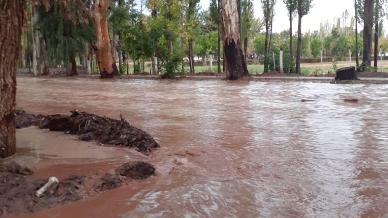 Barreal: la creciente causó daños en 30 casas y hay evacuados