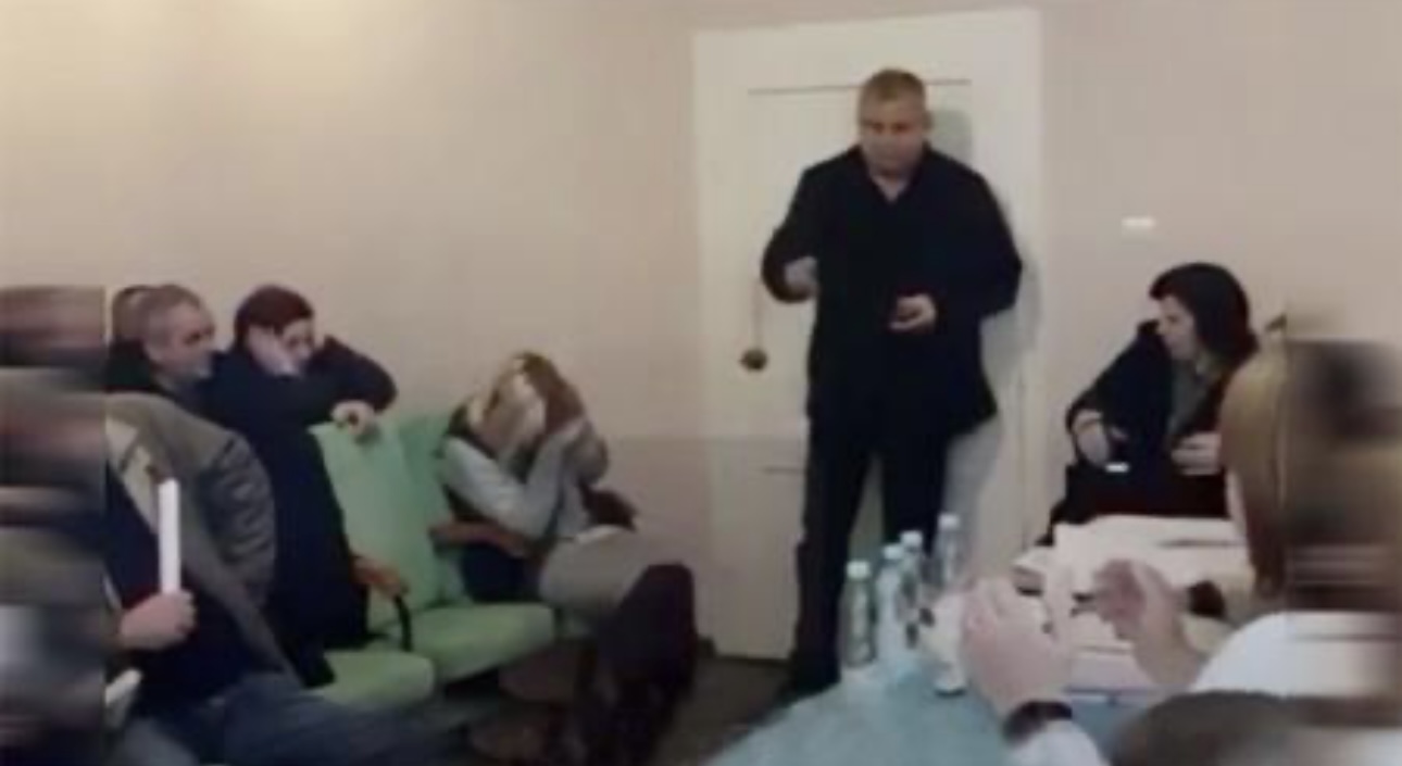 Concejal del partido de Zelenski detonó granadas en reunión; hay 26 heridos