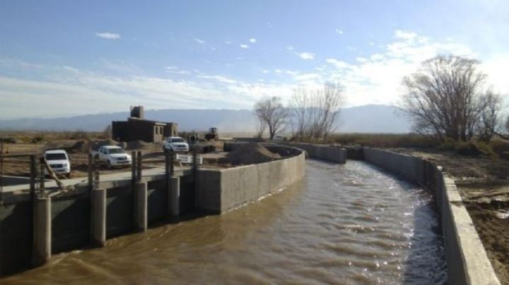 Refuerzan la seguridad en diferentes canales de riego para evitar daños y bañistas
