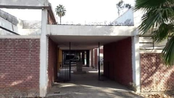 Un hombre que trabajaba en una escuela resbaló, cayó y se encuentra en grave estado