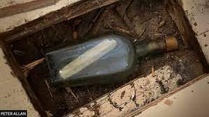 Halló una botella con un mensaje de hace 135 años bajo su casa