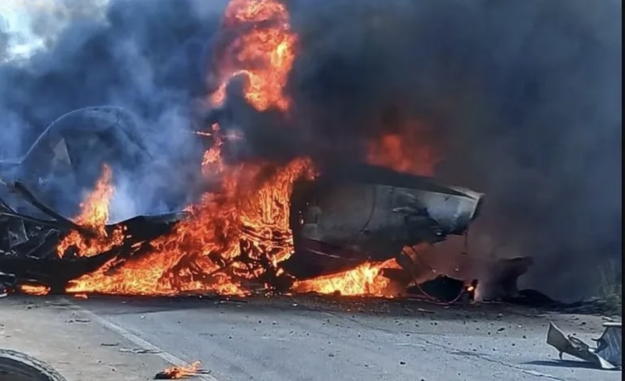 Una avioneta que combatía un incendio en Chile cayó en una ruta: el piloto murió y tres personas resultaron heridas