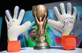 Subastaron los guantes que usó el Dibu Martinez en el mundial y lo recaudado fue para el Garrahan 