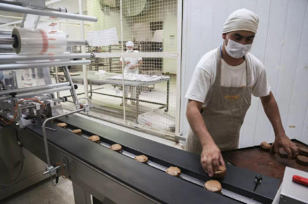 Multarán a las empresas que no paguen el bono y habrá restricciones para comprar dólares