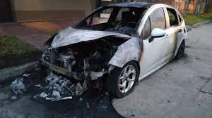 Sacó su auto del taller, lo hizo arrancar y se le prendió fuego