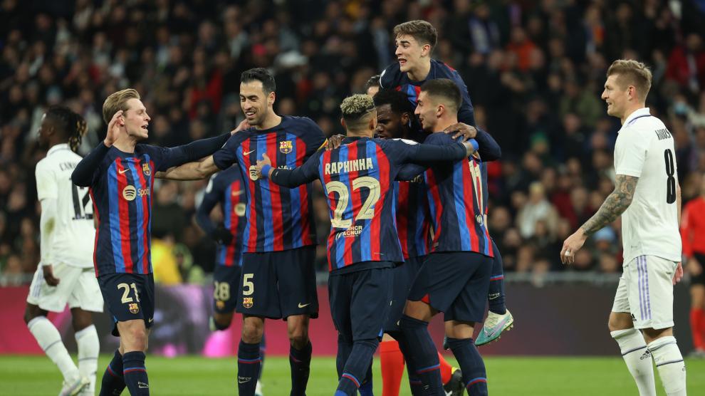 El Barcelona, con lo justo, le ganó al Real de visitante y espera en su casa