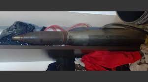 Lo buscaban por robo a mano armada y le encontraron una bala de cañón en su casa