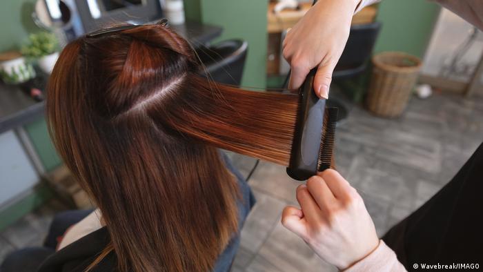 Casi quedó ciega después de un alisado en el pelo