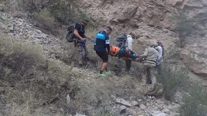 Hacía trekking, resbaló, cayó y debió ser rescatada por la Policía