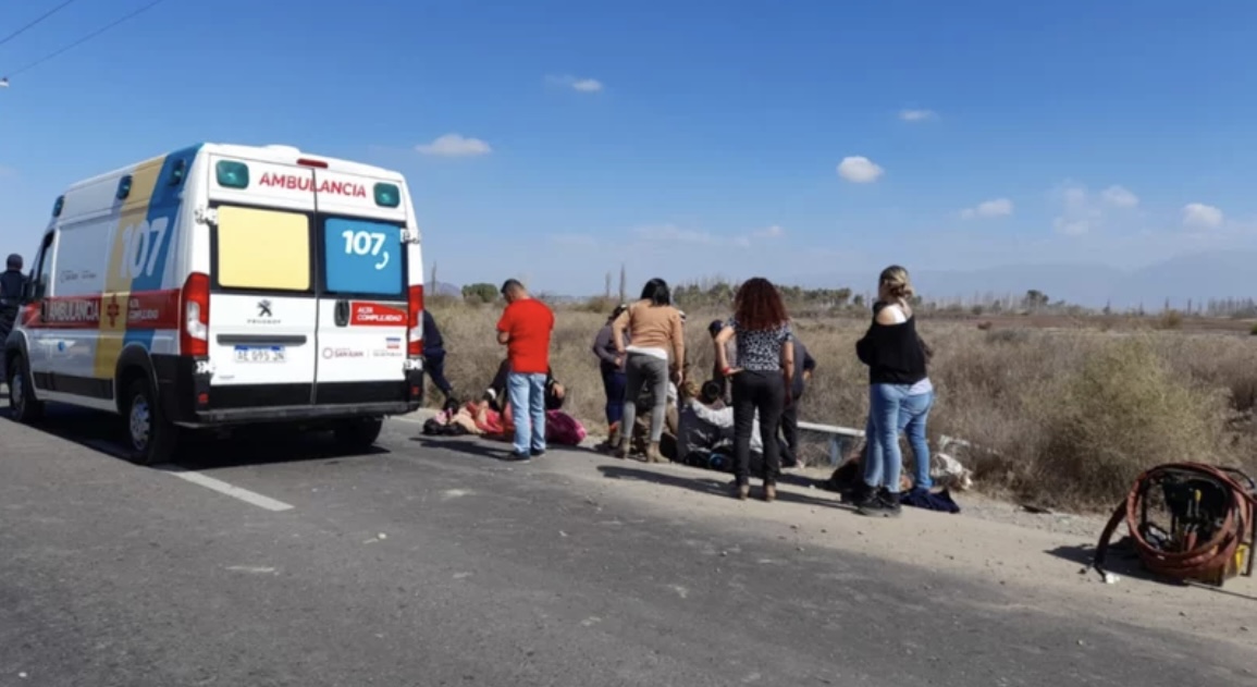 Un fuerte choque entre una combi y un automóvil dejó internadas a 8 personas 