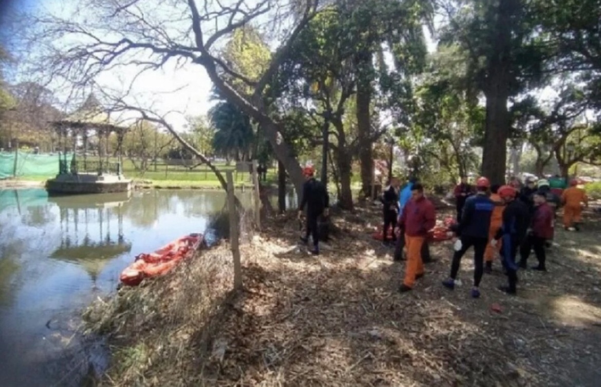 Hallan el cuerpo de un hombre flotando en los Lagos de Palermo
