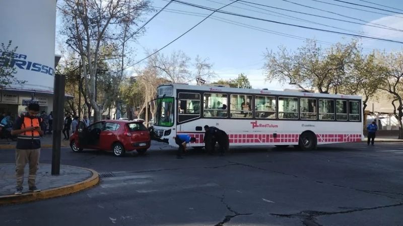 Tras el choque de un auto y un colectivo, una embarazada quedó internada