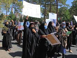 Los talibanes atacaron gases y tiros al aire una nueva marcha de mujeres