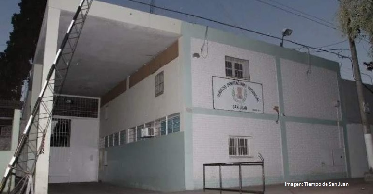 Dos grupos de presos se enfrentaron en el penal y a un reo le partieron la cabeza
