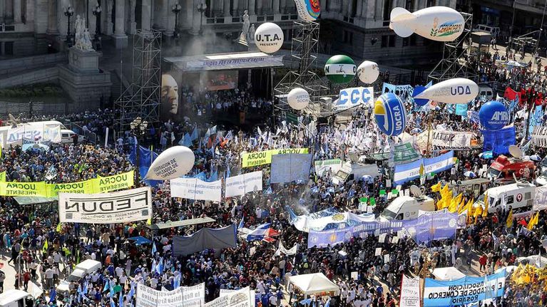Miércoles de contramarchas: la CGT con el Gobierno y las organizaciones sociales contra él