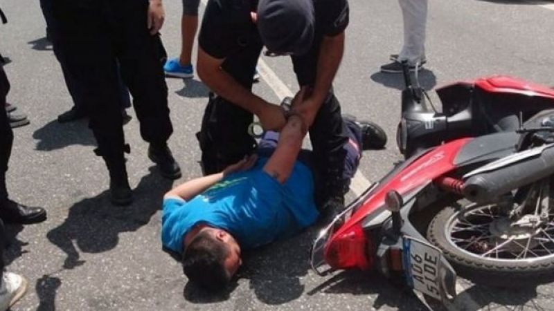 Vecinos de Rawson patotearon y detuvieron a un motochorro infraganti