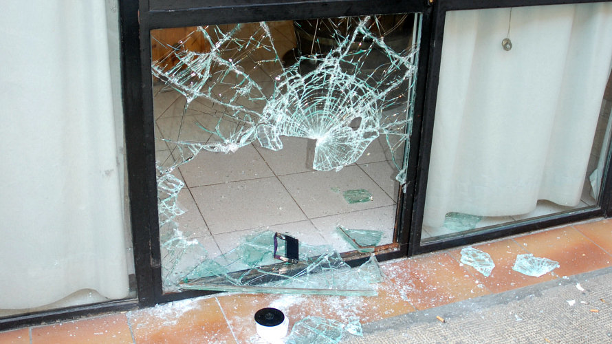 Rompió una ventana de un ladrillazo y quiso robarse un celular