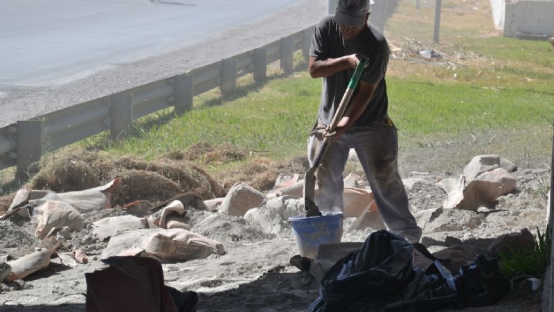 Una camioneta cargada con bolsas de cemento volcó en Circunvalación