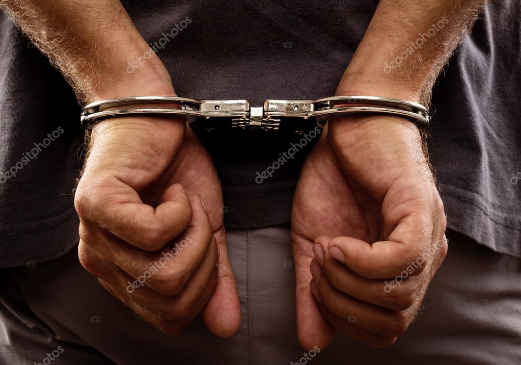 Lo buscaban por golpear a su novia y le encontraron droga