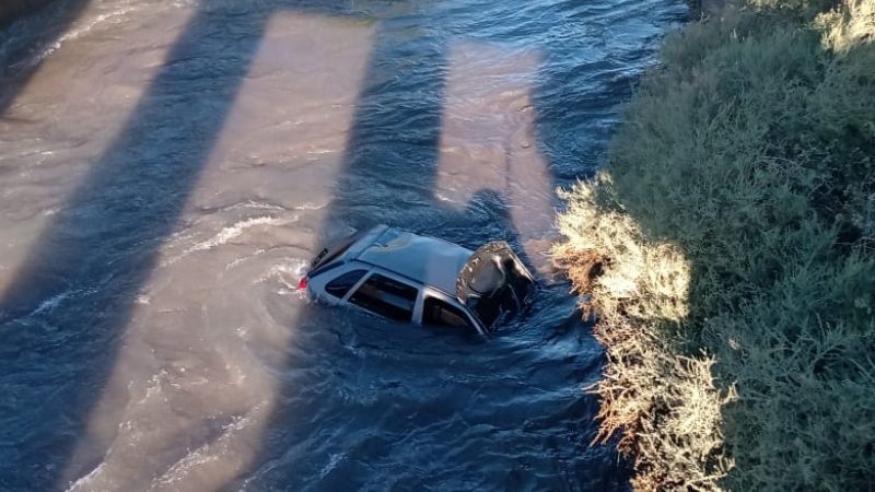 Cayeron en un auto al canal y encontraron el vehículo un día después