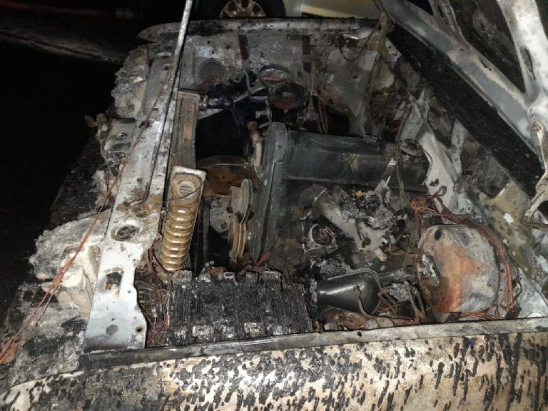 Se incendio una camioneta y provoco temor en los vecinos