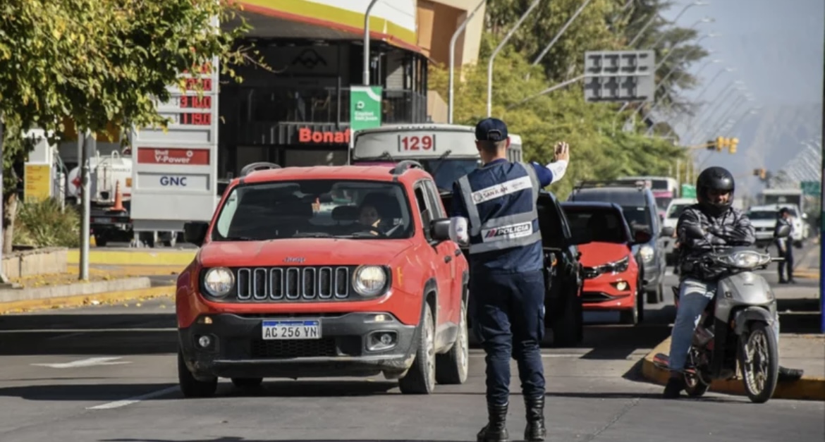La Policía sale a las calles a controlar los embotellamientos 