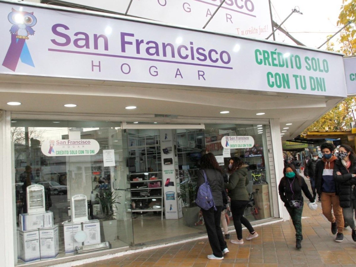 Rompieron la vidriera de un local y robaron diversos productos