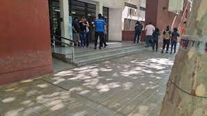 Murió en la escuela de su hija cuando la acompañaba a rendir 