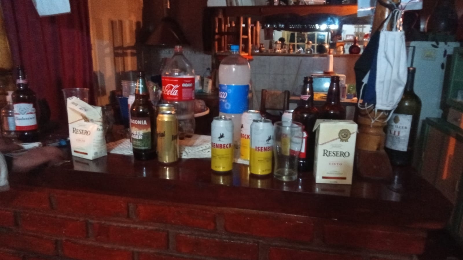 Más de 100 personas fueron sorprendidas en una clande a todo trapo