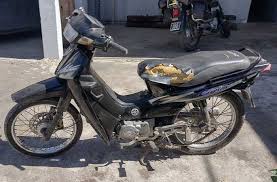 Su mamá devolvió la moto que había robado en una escuela