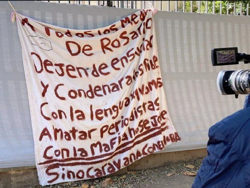 Cuelgan carteles amenazantes en Telefé Rosario: "Vamos a matar periodistas"